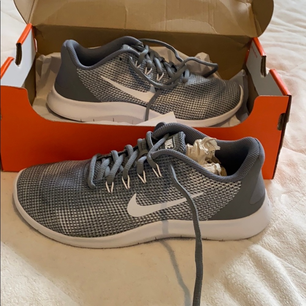 New unworn boys Nike Flex 2018 RN. Size 4.5